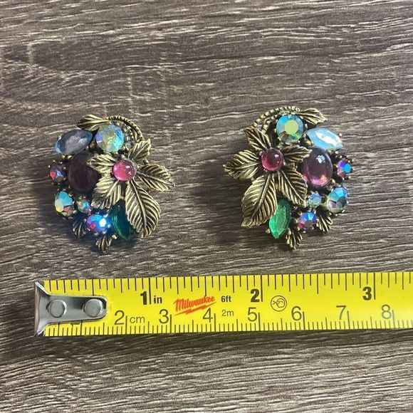 Vintage Gold Tone Un Signed Clip On Earrings - Picture 8 of 9